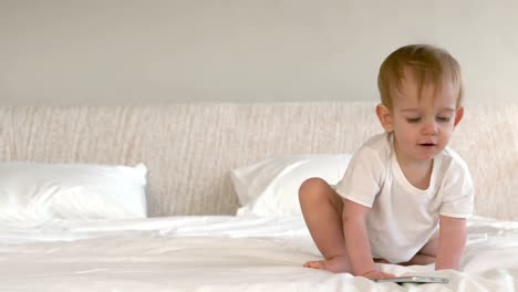 un niño guapo jugando con un teléfono inteligente