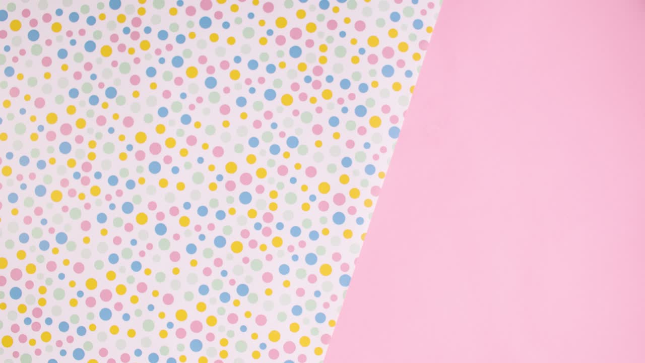 la decoración de la fiesta de cumpleaños aparece en tema pastel.