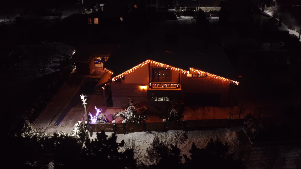 크리스마스 동안 아름다운 조명으로 장식된 집 외관의 야간 조감도