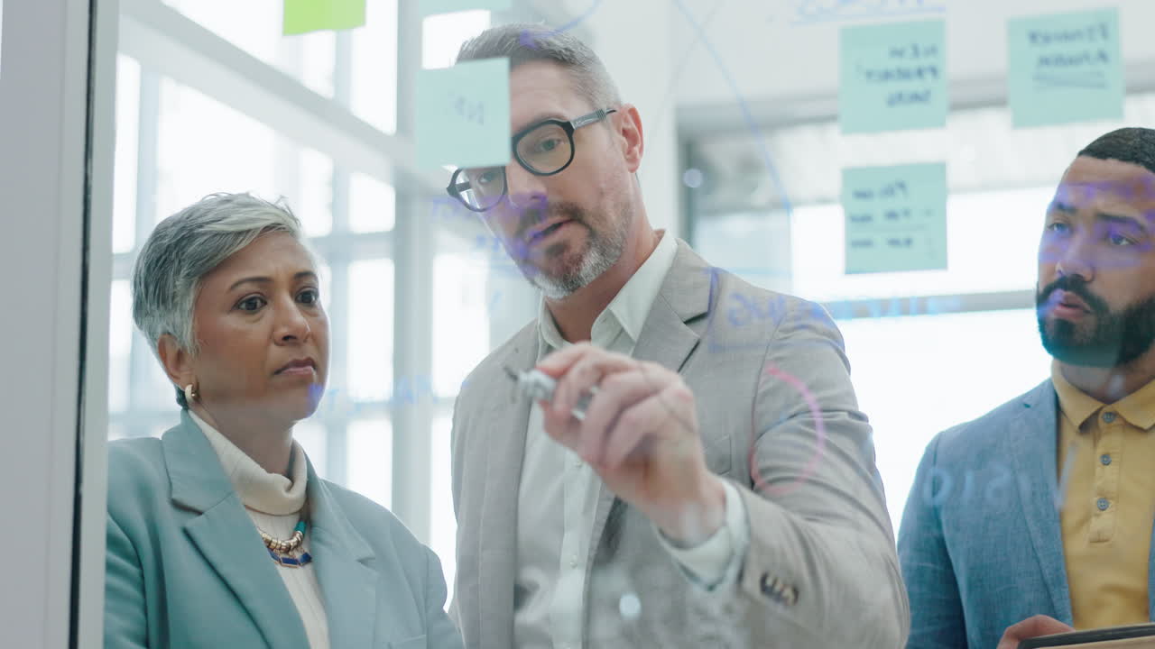 personas de negocios, directivos o equipos escribiendo en vidrio