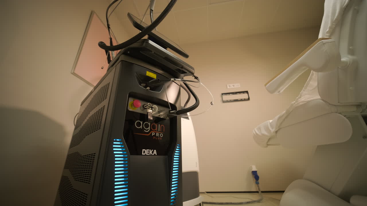 Máquina láser moderna y silla médica en una sala de clínica