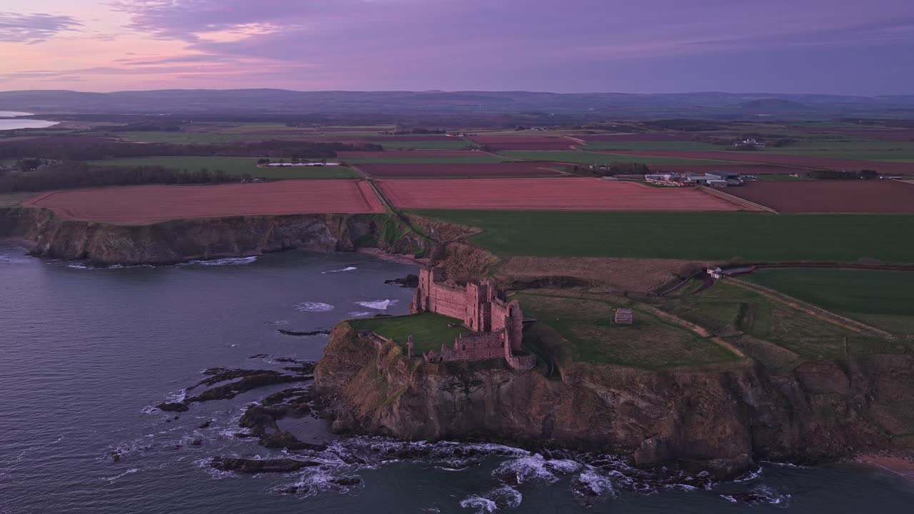 Vista aérea do Castelo de Tantallon ao nascer do sol na costa da Escócia