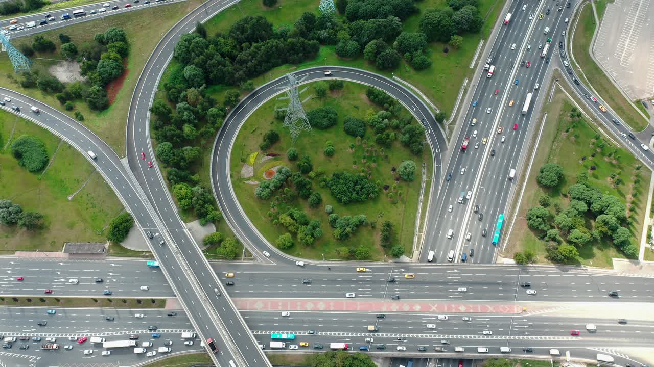 비는 시간 동안 고속도로 교차로의 정적 공중 사진