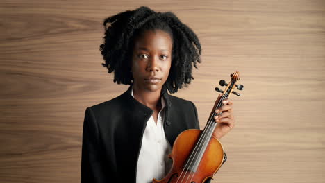 Portrait-of-classical-musician-holding-violin-African-American-woman