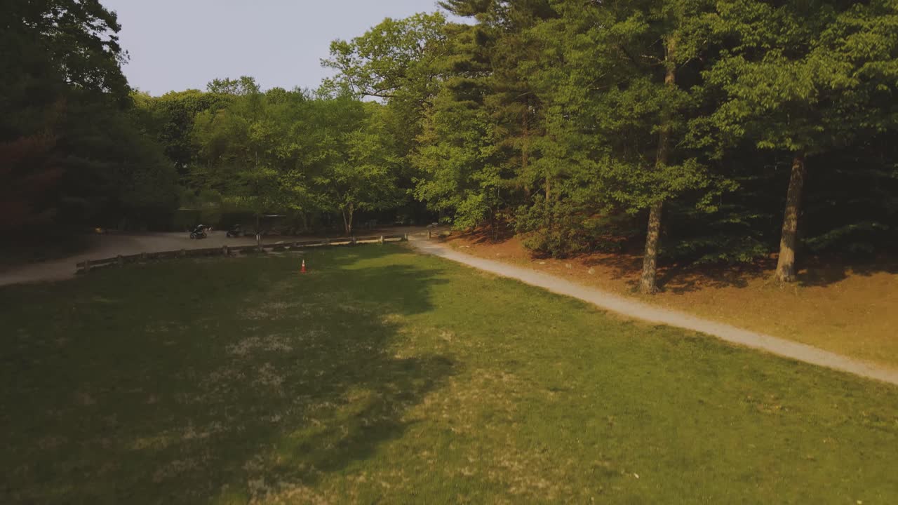 levantamiento de una grúa aérea disparada en el parque de nueva inglaterra el día de verano