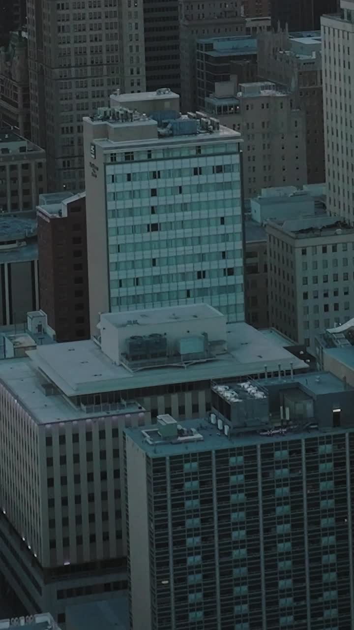 Vista aérea del centro de Dallas, donde se ven edificios y la vida urbana de Texas