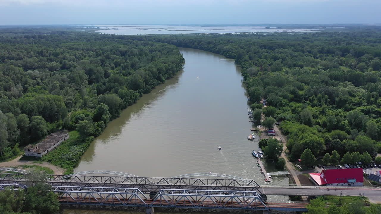 volando sobre un puente con autos y camiones pasando el río hungría