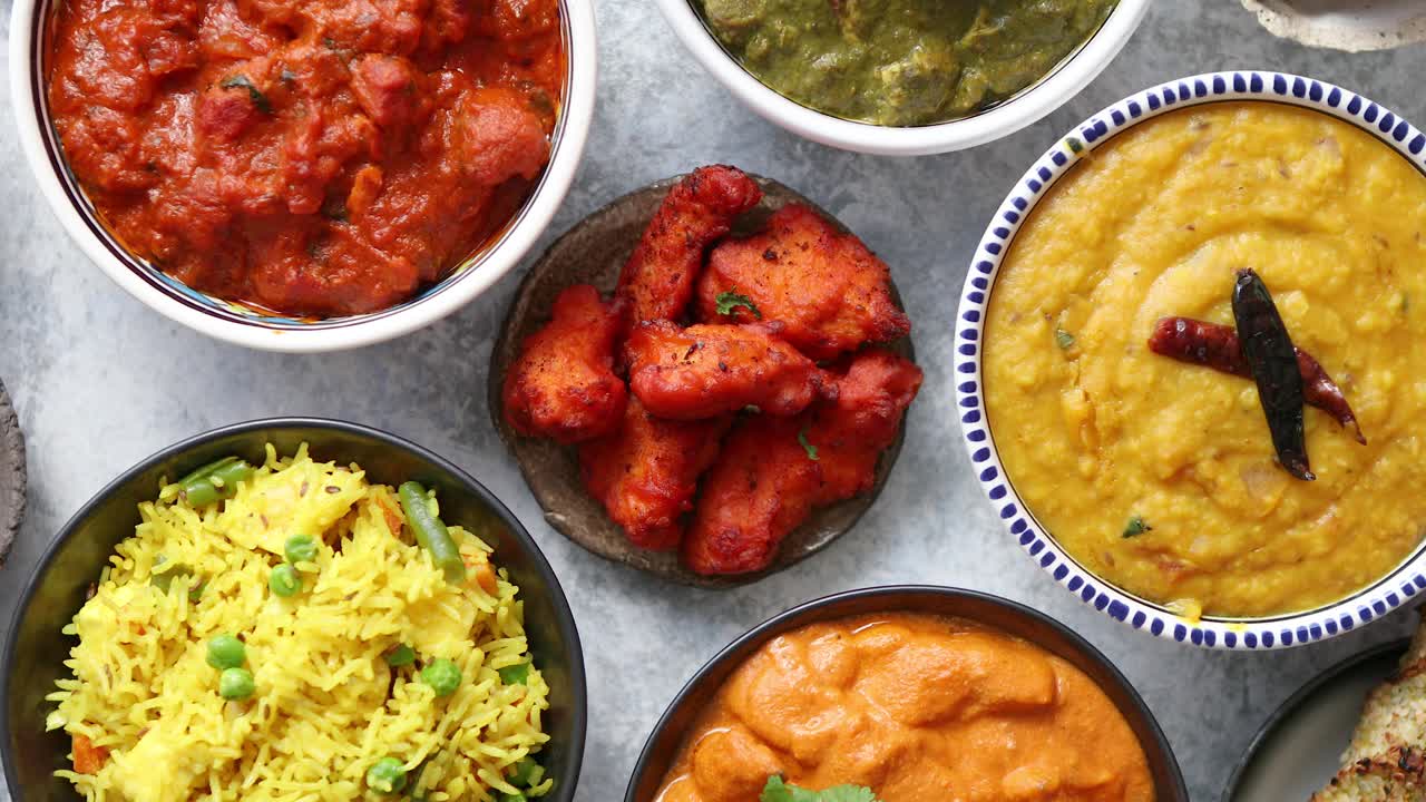 comida india tradicional en cuencos de cerámica