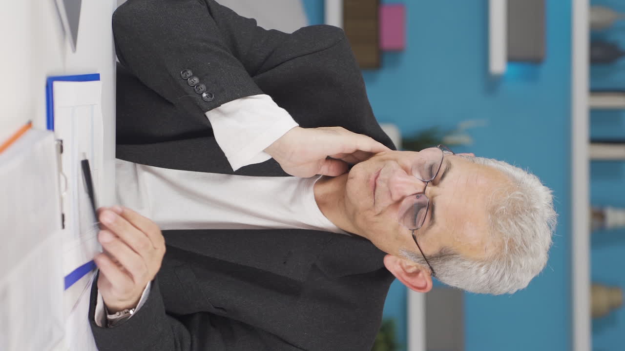 가정 사무실 노동자의 수직 비디오는 우울하고 불행한 느낌을 생각합니다.