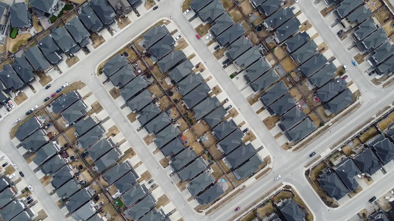 vista aérea de una comunidad suburbana moderna en calgary, canadá, en primavera después del derretimiento de la nieve