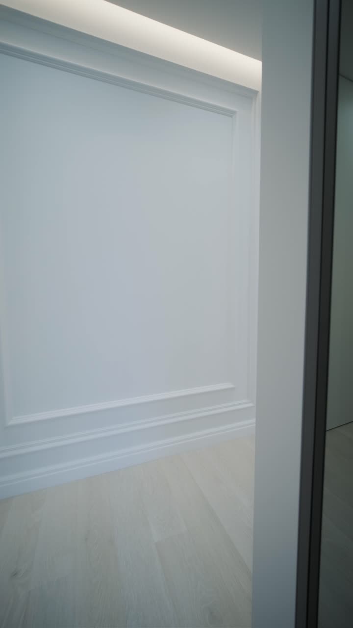 elegante pasillo de armario moderno con puertas negras reflectantes