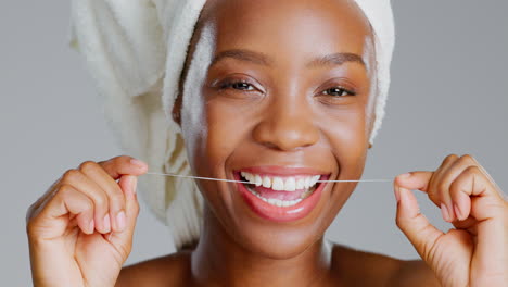 sorriso, dente e fio dental com mulher negra no estúdio