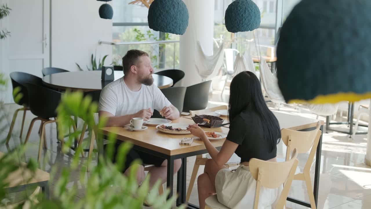 una pareja disfrutando de una comida en un café moderno