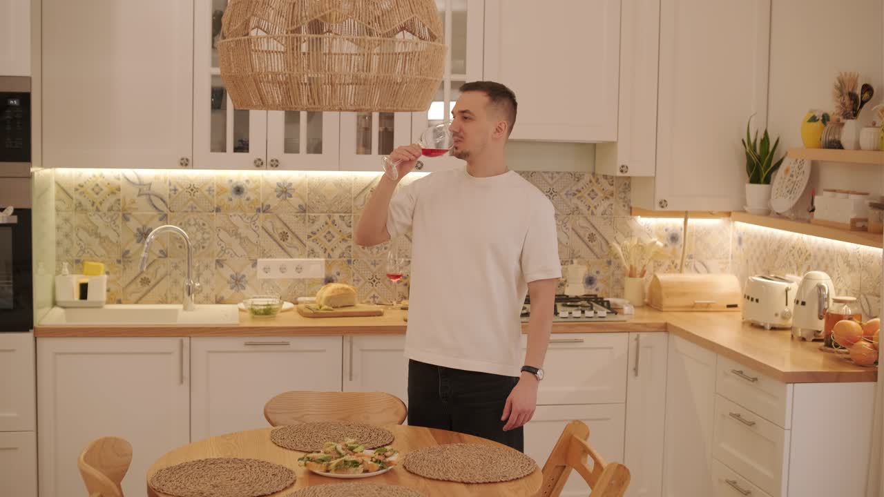 una pareja enamorada haciendo un sándwich en la cocina de la sala de estar