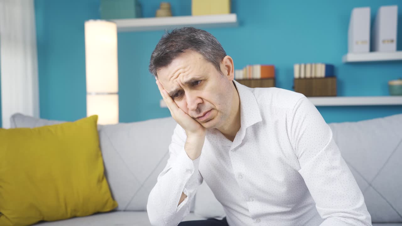 Uomo preoccupato e stressato, pensieroso.