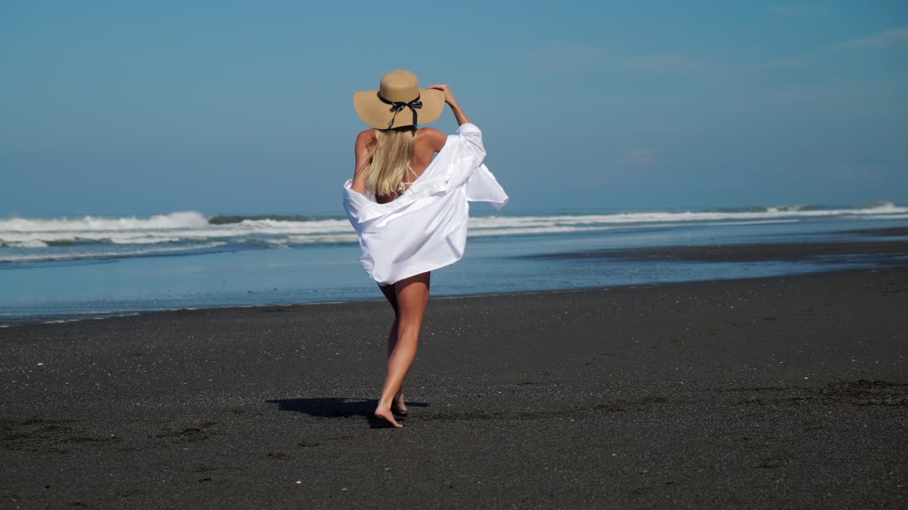 женщина на черном песчаном пляже