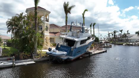barco dañado y desplazado por tormentas y huracanes en la costa de américa