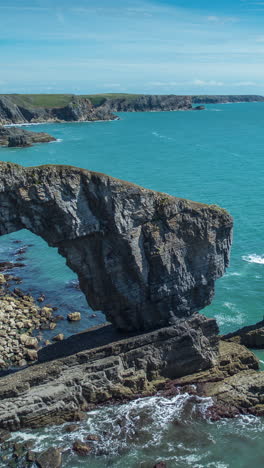 Natürlicher-Felsbogen-An-Der-Küste-Von-Pembrokeshire,-Wales-In-Vertikaler-Richtung