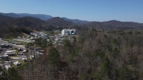 vista aérea de um resort de acampamento aninhado nas grandes montanhas fumegantes, no tennessee.