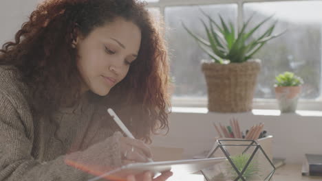 Schöne-Junge-Frau-Mit-Gemischter-Abstammung,-Die-Mit-Einem-Tablet-PC-Stift-Skizziert-Und-Kreative-Ideen-Zeichnet.-Freiberufliche-Designstudentin,-Die-An-Tragbarer-Touchpad-Technologie-Arbeitet