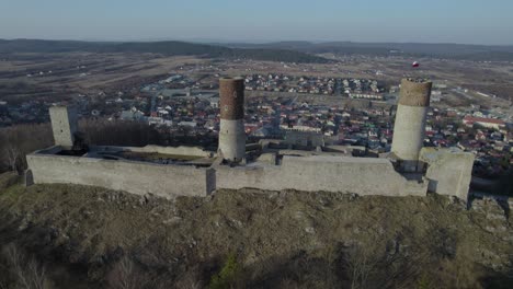 Una-Toma-Aérea-De-Seguimiento-Del-Castillo-Real-De-Chęciny-Mientras-Se-Mueve-Hacia-Arriba-Hacia-La-Derecha