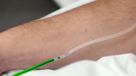 paciente que recibe líquidos por vía intravenosa