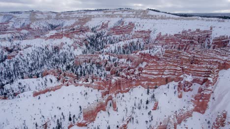 imágenes aéreas de 4k del parque nacional bryce canyon cubierto de nieve en utah, estados unidos