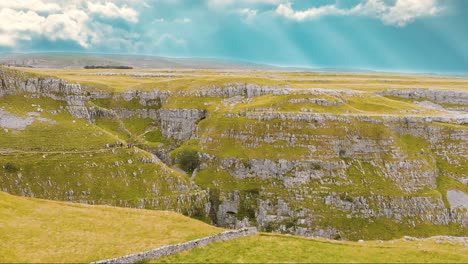 Drohnenrückseite-über-Wunderschöner-Buchtlandschaft-Von-Malham-Mit-Sonnenstrahlen