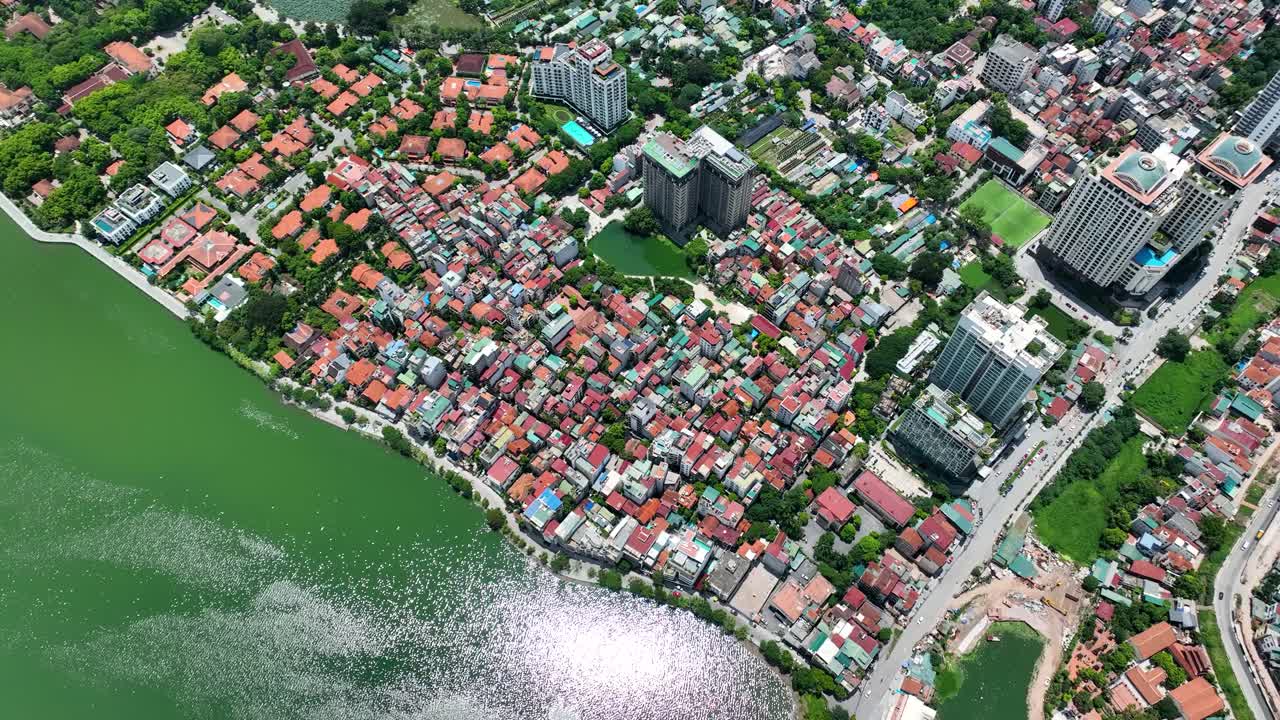 베트남, 아시아의 하노이에 있는 다채로운 집들의 시네마틱  ⁇  다운  ⁇ , 4k 클래식 mavic 3로 촬영, 드론
