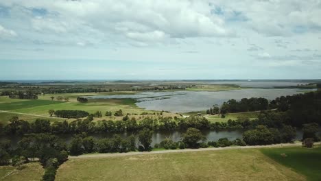 imágenes aéreas del río cubierto de nieve y el lago adyacente wat wat cerca de marlo, en gippsland, victoria, australia, diciembre de 2020