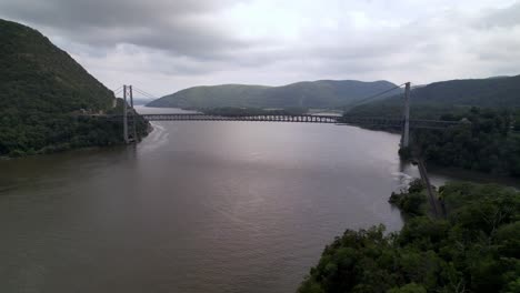 fast-aerial-push-toward-the-bear-mountain-bridge-over-the-hudson-river-near-west-point-new-york,-NY