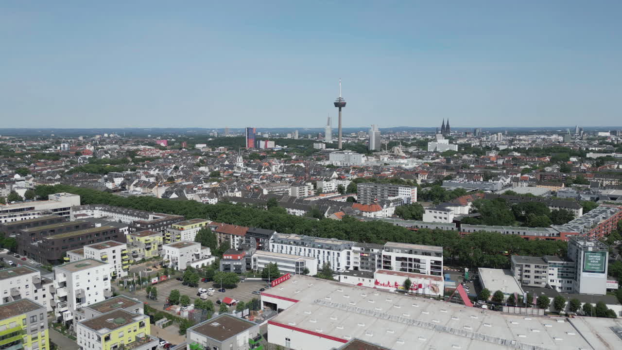 푸른 하늘과 여름 날씨 아래 tv 탑과 쾰른 대성당이 보이는 쾰른 북쪽에서 날아오르는 파노라마 비행