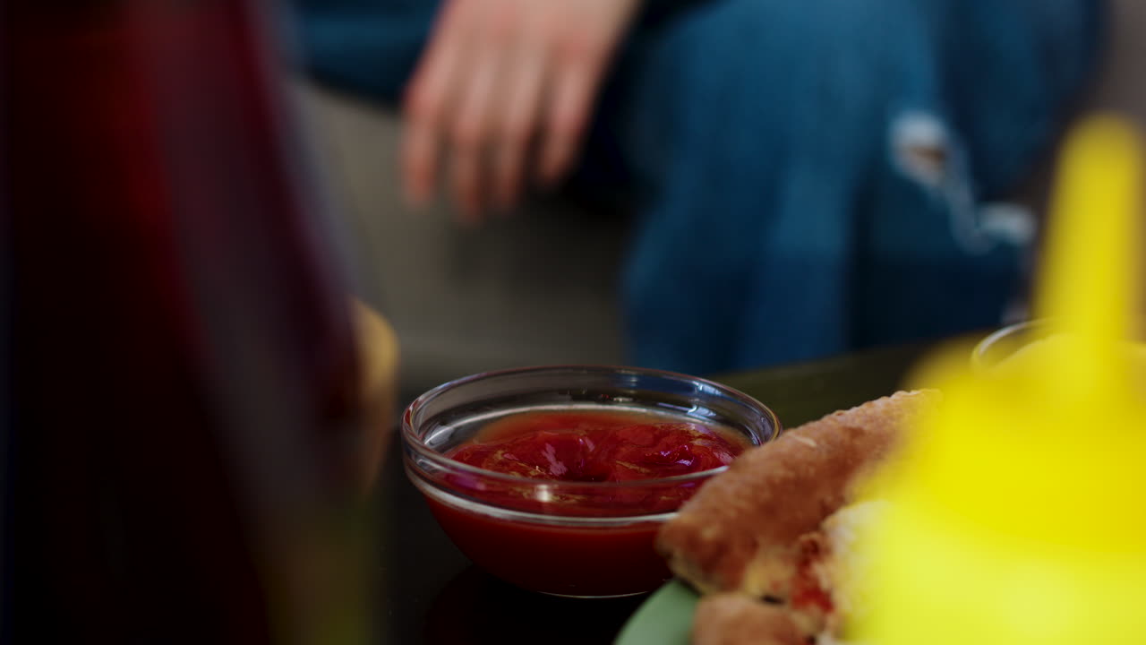 집에서 음식을 먹는 사람