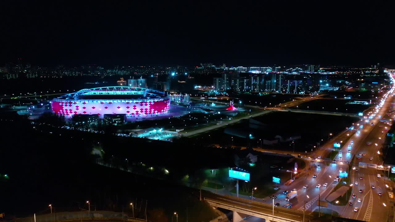 vista aérea nocturna de una intersección de autopista y el estadio de fútbol spartak moscú otkritie arena