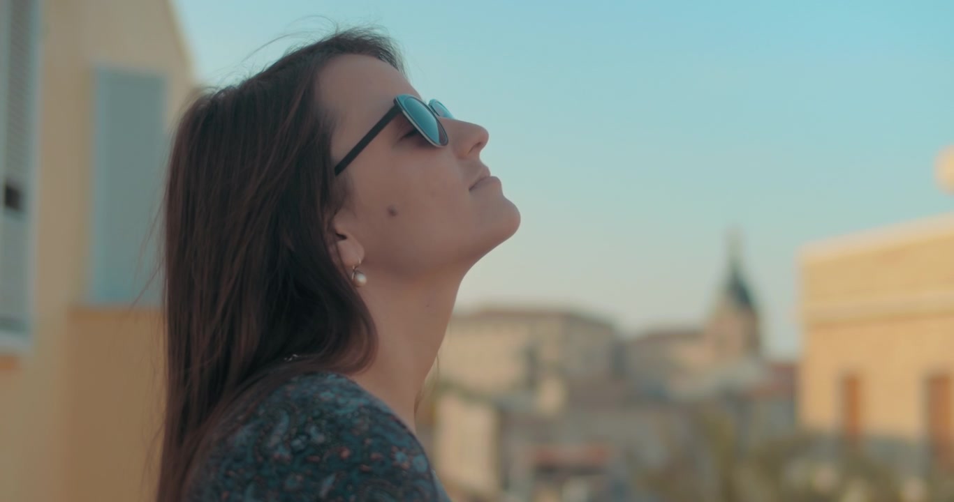 Donna che respira l'aria estiva europea