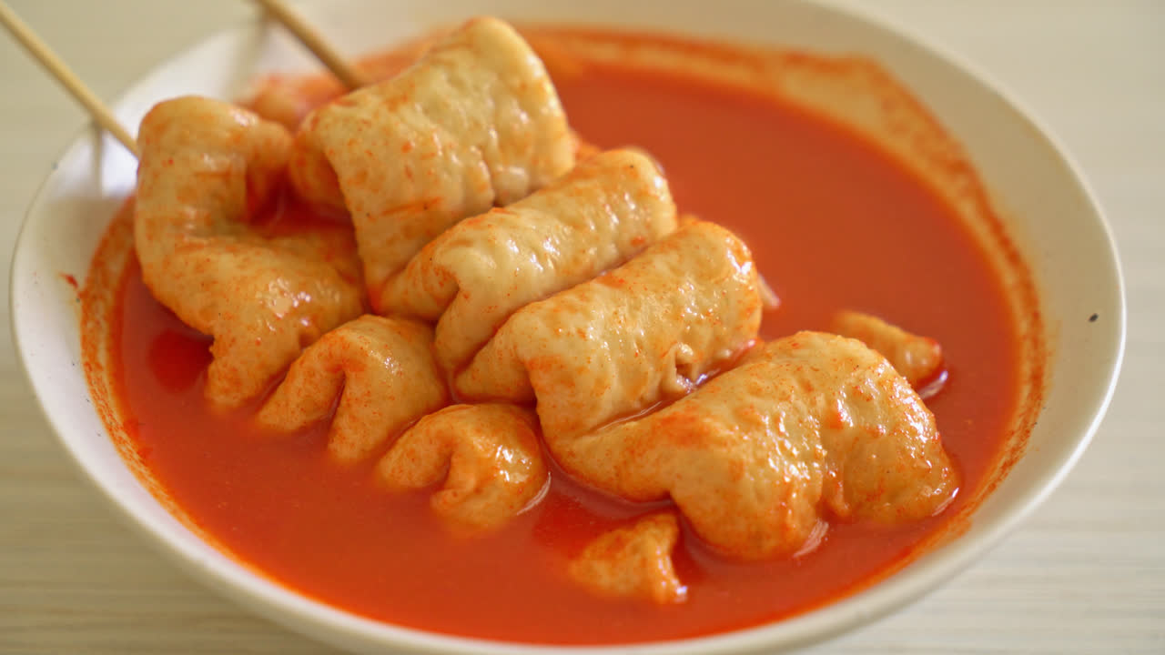odeng - brocheta de pastel de pescado coreano en sopa picante coreana - estilo de comida callejera coreana