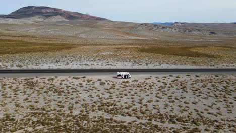 Vista-Aérea-De-Rv-En-El-Desierto-De-Nevada