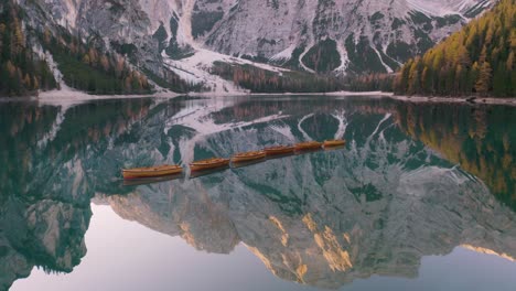 Unglaubliche-Luftaufnahme-Von-Ruderbooten-Auf-Dem-Pragser-Wildsee,-Bergreflexion-Im-Wasser