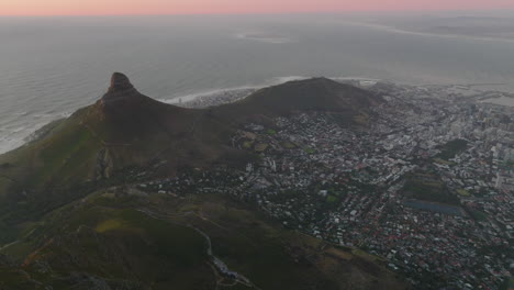 Panoramaaufnahmen-Aus-Der-Luft-Der-Stadt-An-Der-Meeresküste-In-Der-Dämmerung.-Rosa-Himmel-über-Dem-Horizont.-Kapstadt,-Süd-Afrika