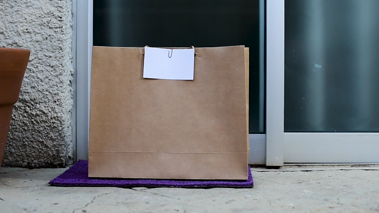 пакет с продуктами, оставленный у двери курьером