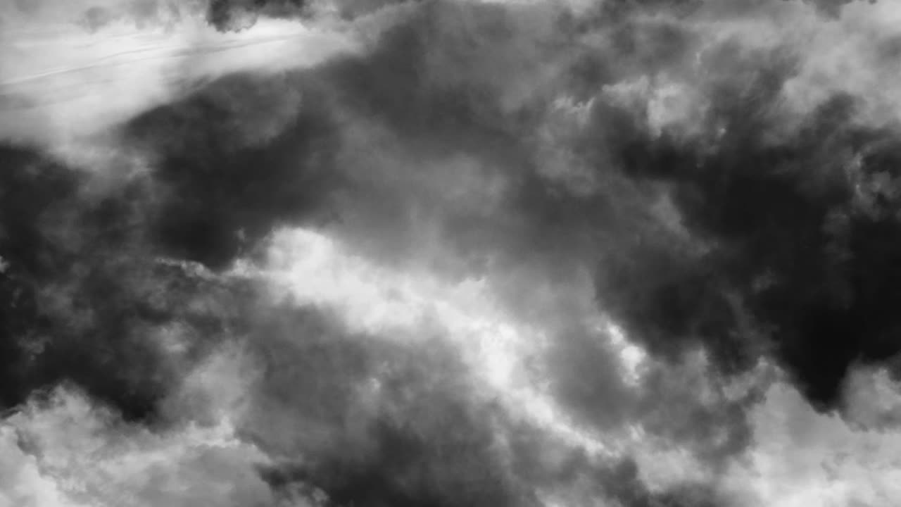 하늘에서 어두운 적란운 구름에 더 가까이 이동하는 4k 관점