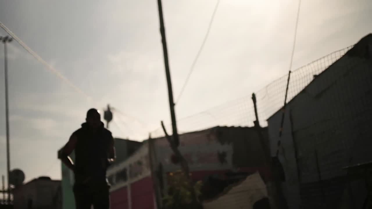 거리에서 달리는 남자