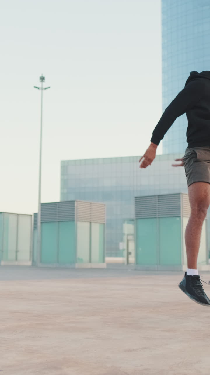 Uomo che si allena all'aperto