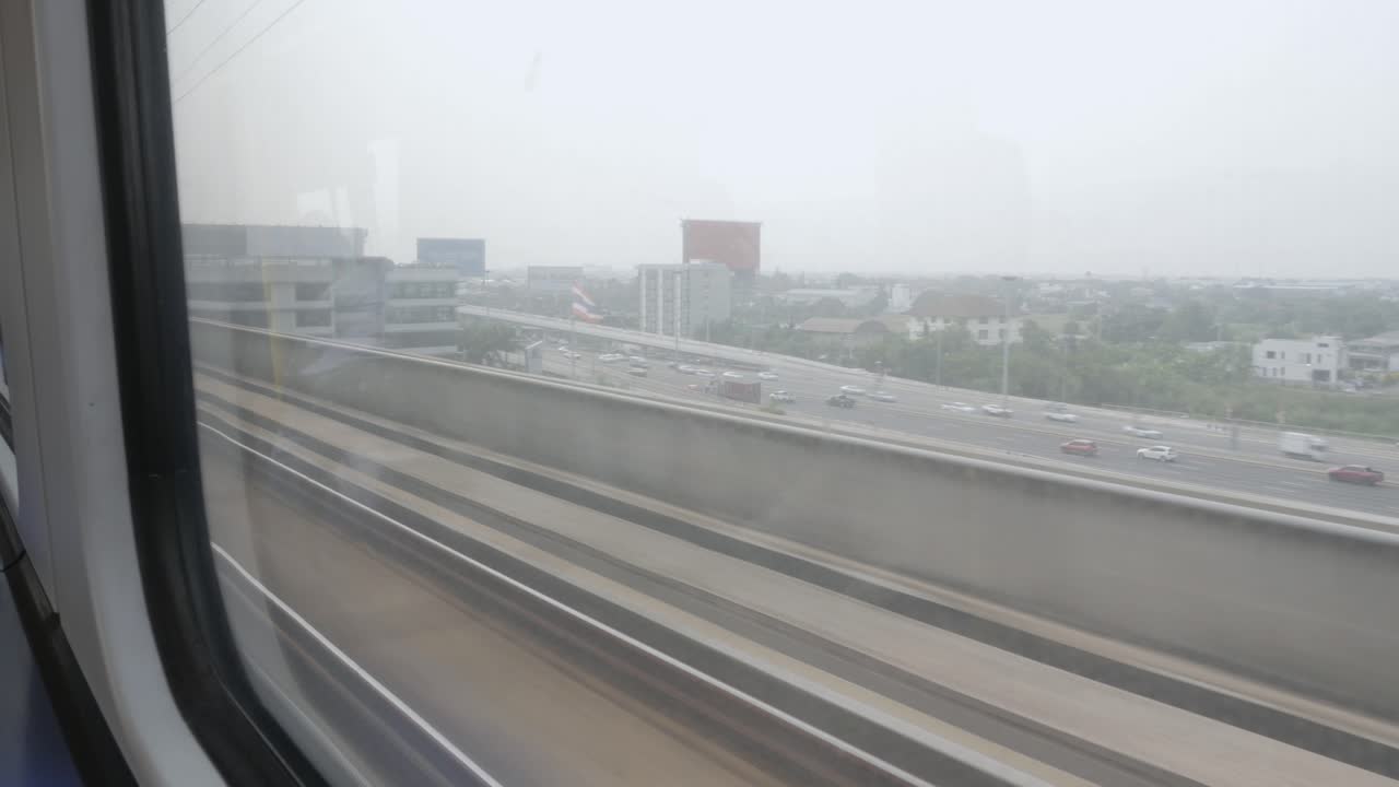 일본 지역에서 이동하는 동안 열차 내부에서 정면으로 볼 수 있는 지역 열차 내부 풍경