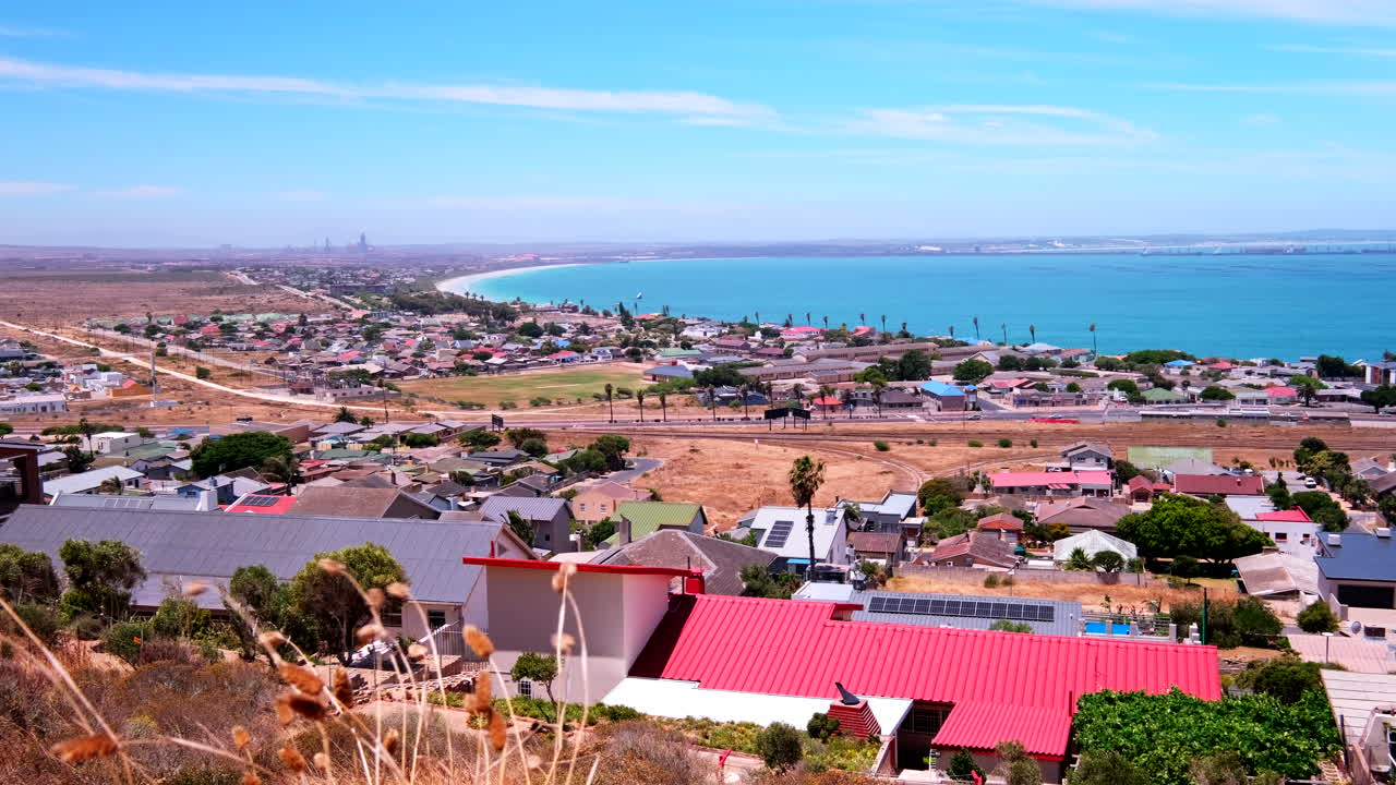Blick von oben auf die Fischerstadt Saldanha mit natürlicher Bucht an der Westküste des Kaps