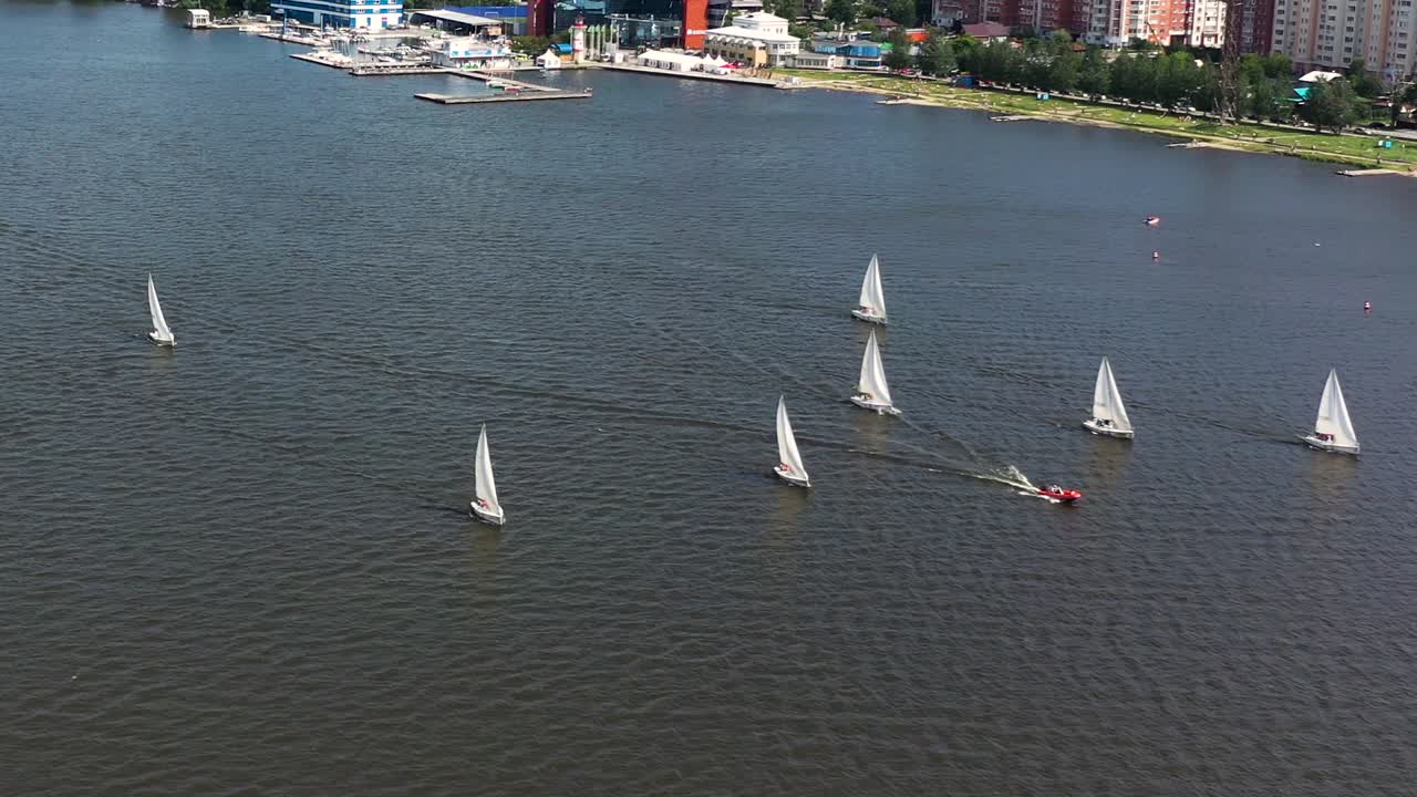 competición de vela en un río