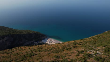 Descubriendo-La-Playa-Paradisíaca-Escondida-En-Gjipe,-Albania,-Enclavada-Entre-Un-Cañón-Rocoso-Y-El-Mar-Jónico