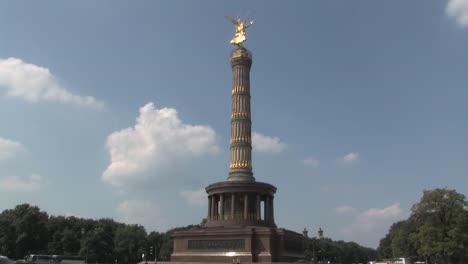 pan shot de siegessäule columna de la victoria de berlín, alemania