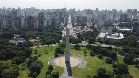 Obelisco-De-São-Paulo-Brasil,-Tráfico-Bullicioso-Y-Horizonte-De-La-Ciudad,-Pedestal-Aéreo