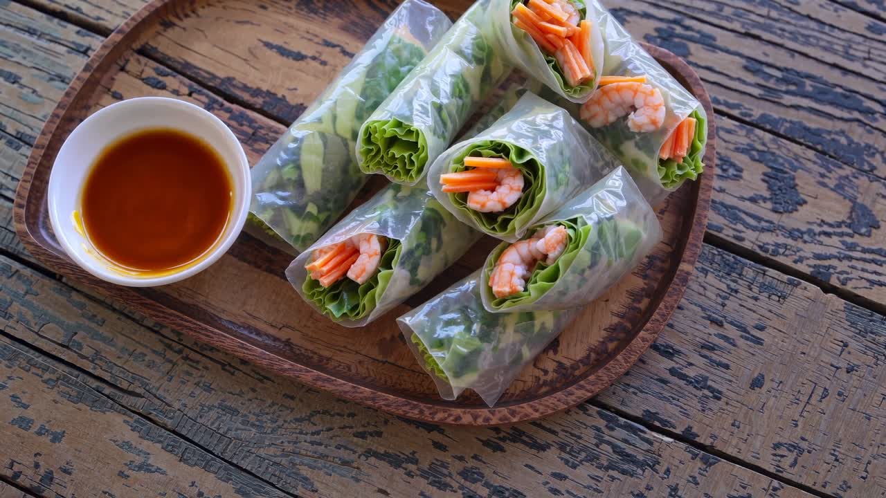 Lumpia Segar dengan Udang dan Saus Cocol di Meja Kayu Pedesaan.